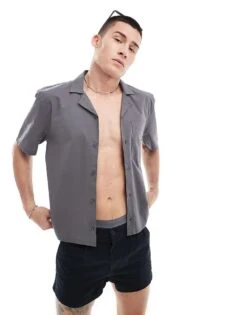 Hollister Short Sleeve Boxy Cropped Shirt In Black For Men